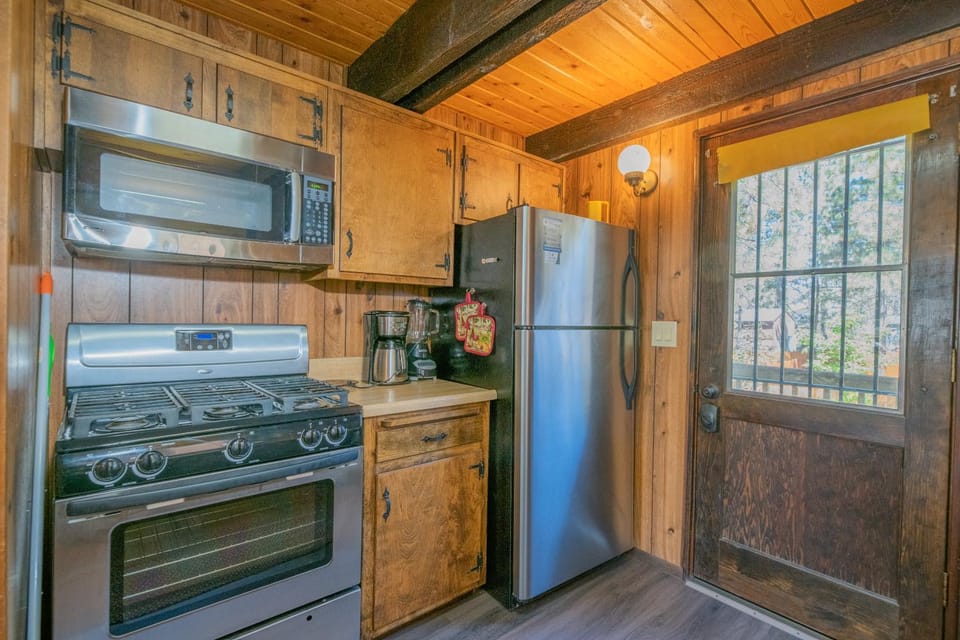Coffee/tea facilities, Kitchen or kitchenette, minibar, pet friendly, stove