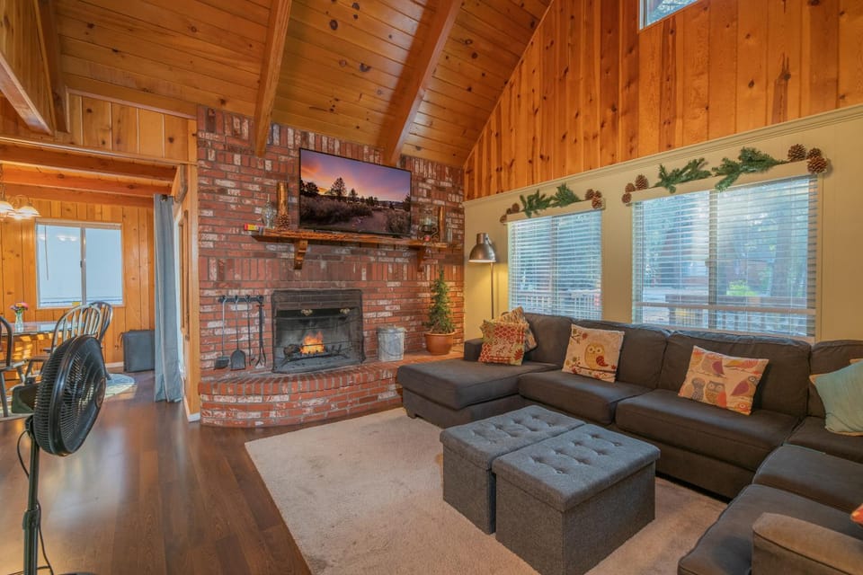 TV and multimedia, Living room, Seating area, flat iron
