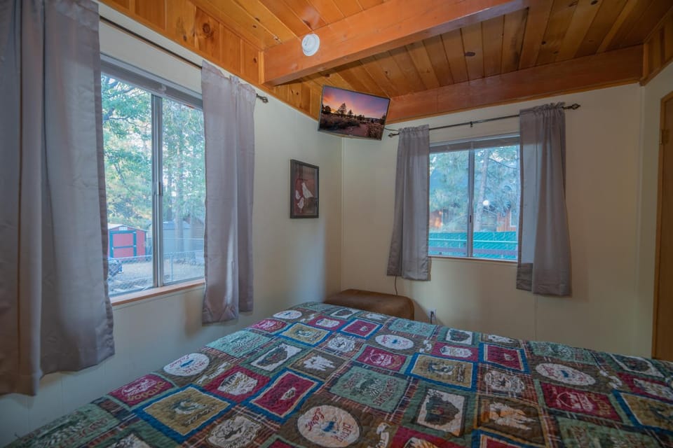Bed, TV and multimedia, Bedroom