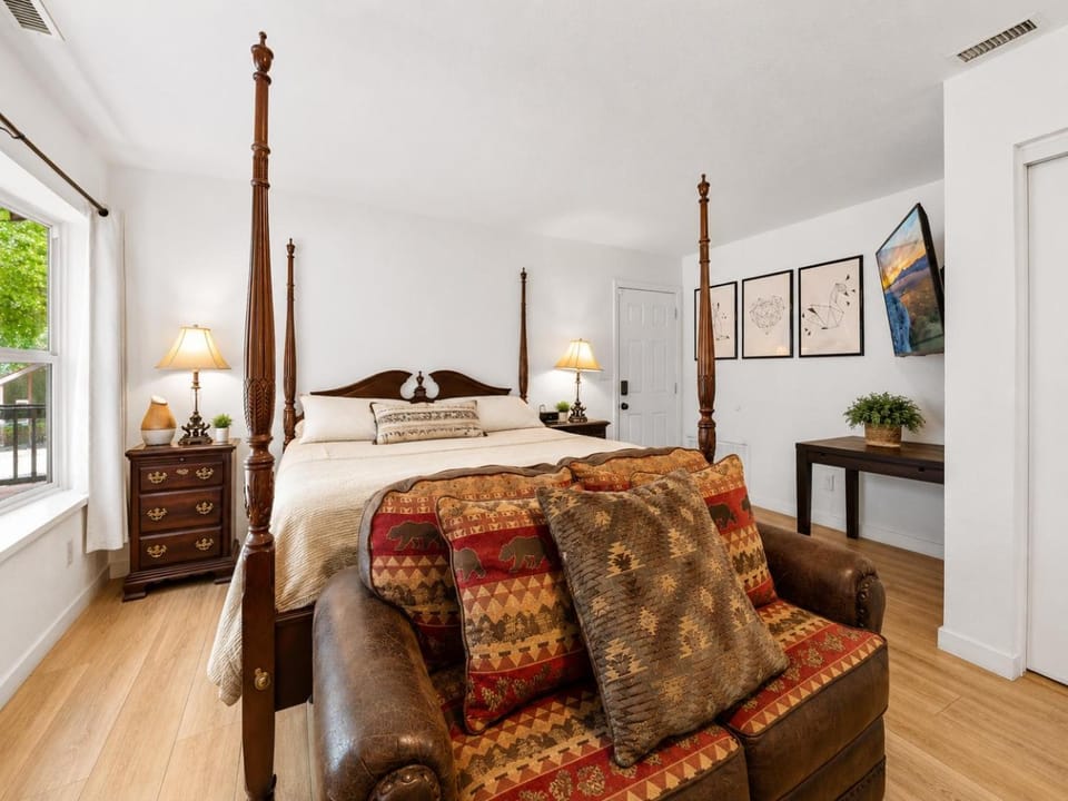 Bed, TV and multimedia, Seating area, Bedroom