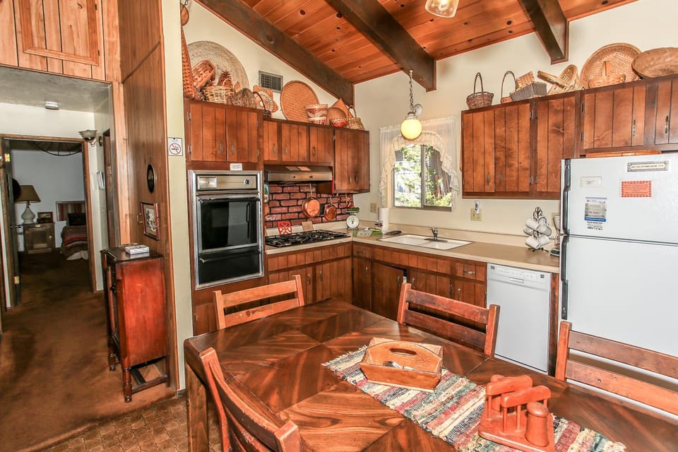 Kitchen or kitchenette, Dining area, dishwasher, pet friendly, stove