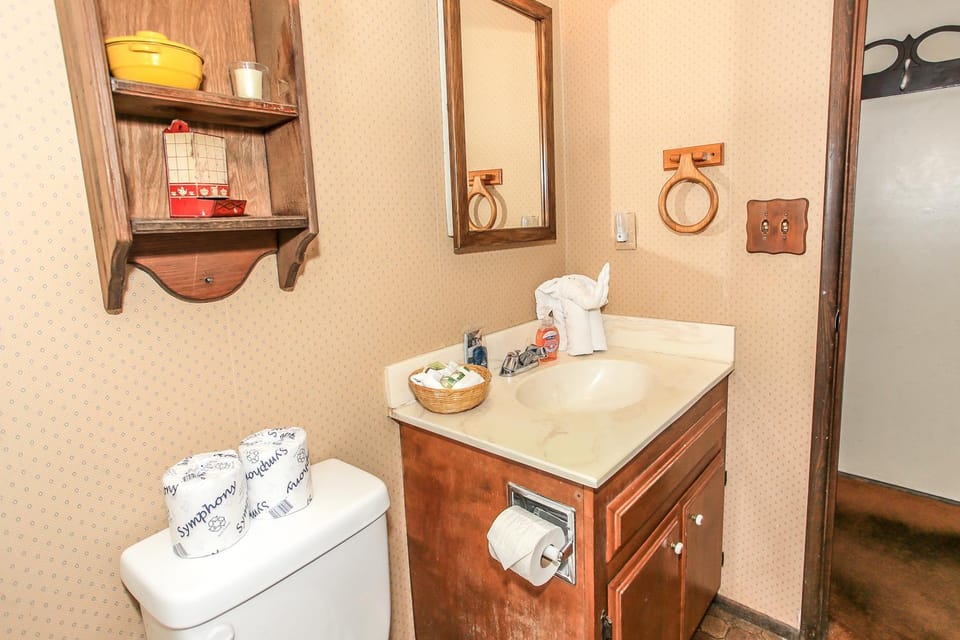 Toilet, Bathroom, towels