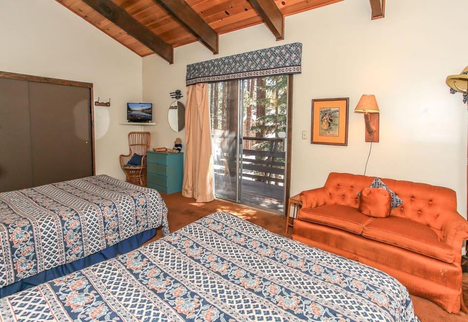 Bed, TV and multimedia, View (from property/room), Seating area, Bedroom
