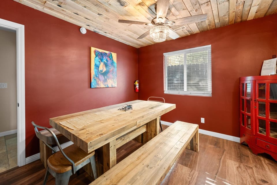 Golden Bear - Comfy cabin, short drive to the lake! Ping Pong and Pool Table! Darts and Air Hockey! Cabin in Southern California