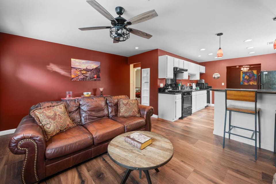 Golden Bear - Comfy cabin, short drive to the lake! Ping Pong and Pool Table! Darts and Air Hockey! Cabin in Southern California