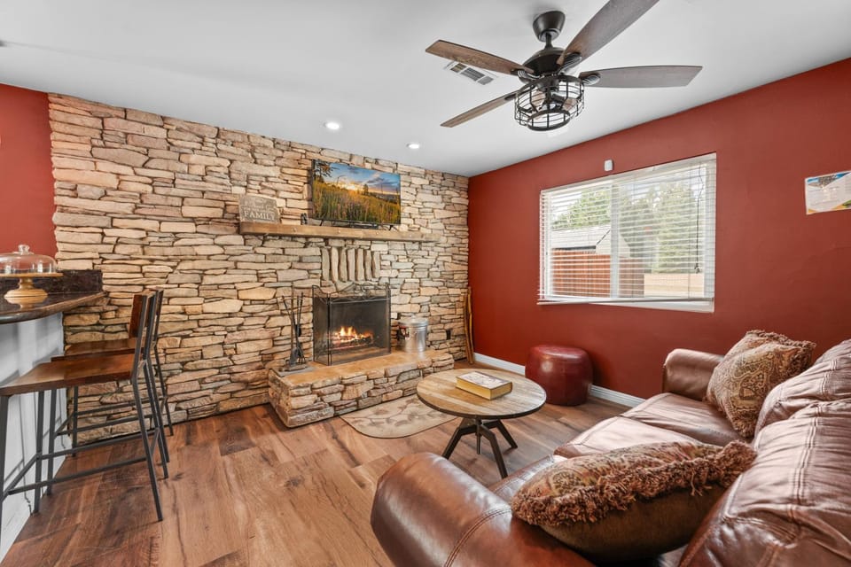 Golden Bear - Comfy cabin, short drive to the lake! Ping Pong and Pool Table! Darts and Air Hockey! Cabin in Southern California