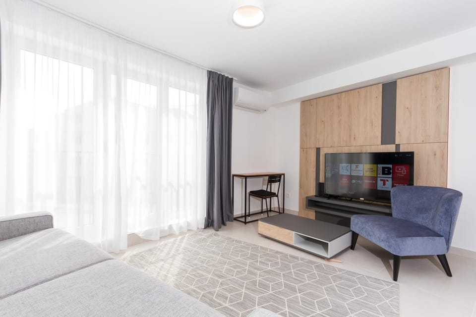 Bed, TV and multimedia, Living room, Photo of the whole room, Seating area, hair dresser