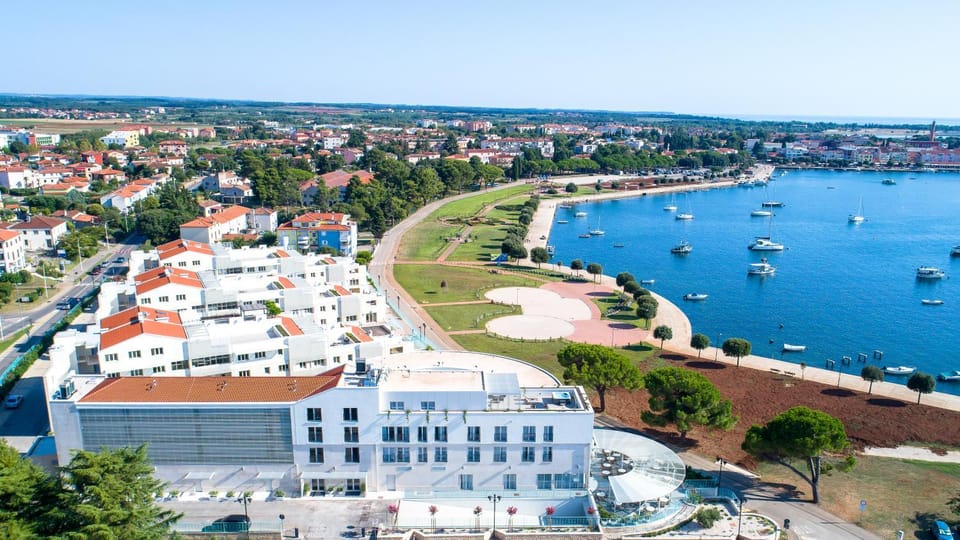Property building, Nearby landmark, Neighbourhood, Natural landscape, River view, Location