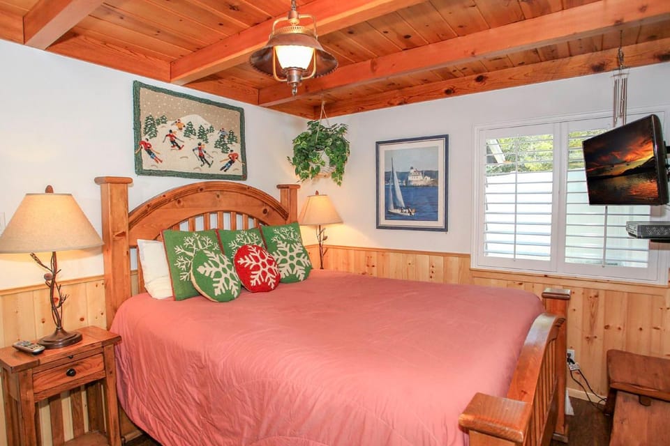 Bed, TV and multimedia, Bedroom