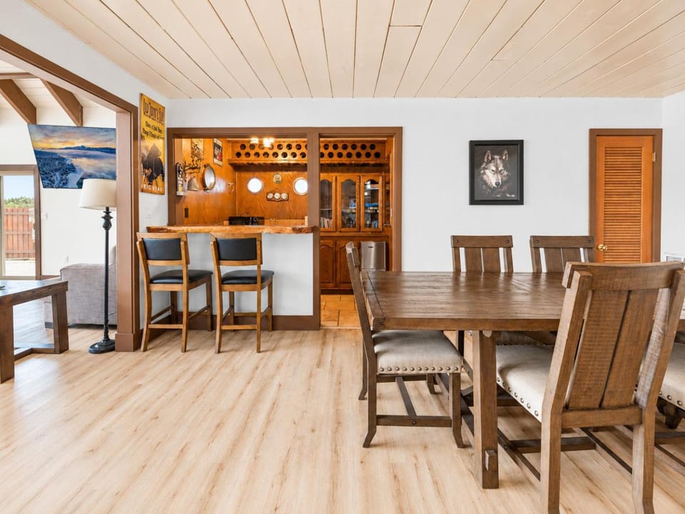Kitchen or kitchenette, Living room, Seating area, Dining area