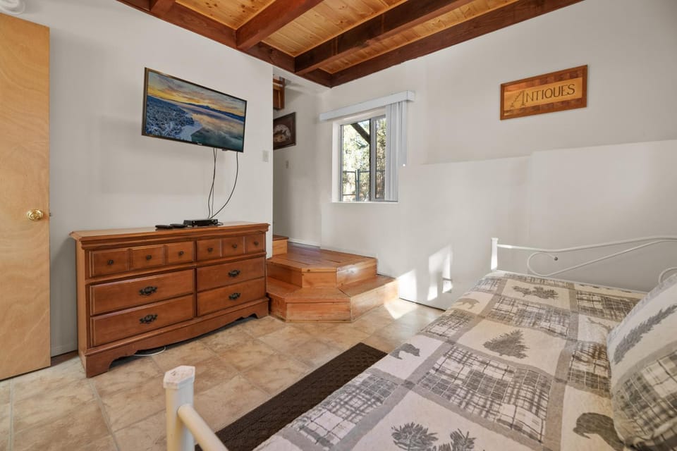 Bed, TV and multimedia, Bedroom