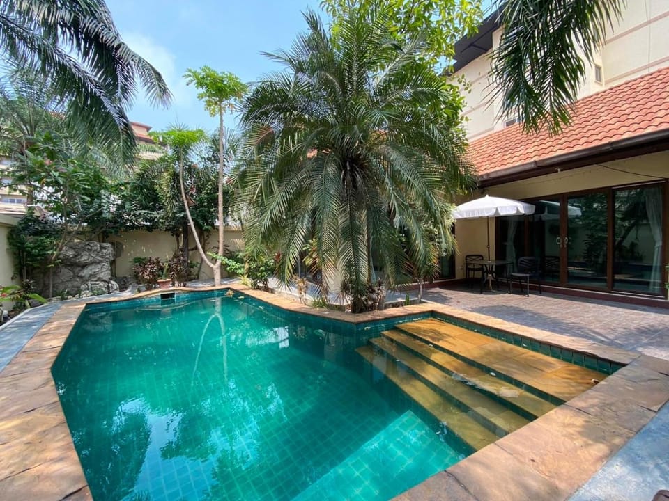 Luxury Semi-2Bed Pool Villa near Beach & Walking Street! Apartment in Pattaya City