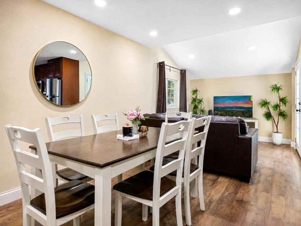 TV and multimedia, Living room, Dining area