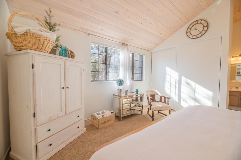 Bed, Seating area, Bedroom, wardrobe