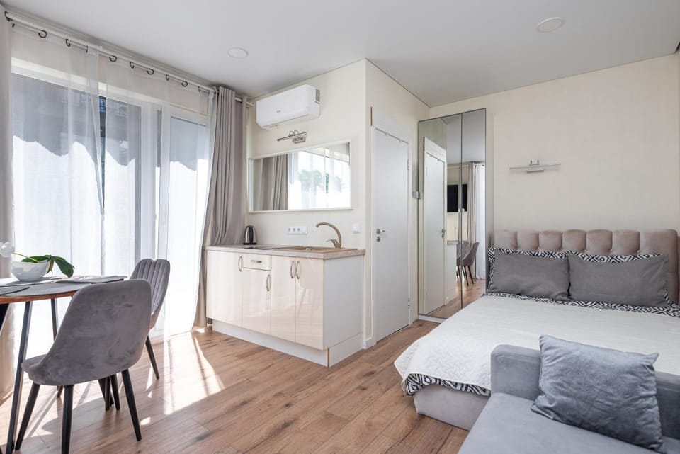 Bed, Kitchen or kitchenette, Seating area, Bedroom, kitchen, air conditioner