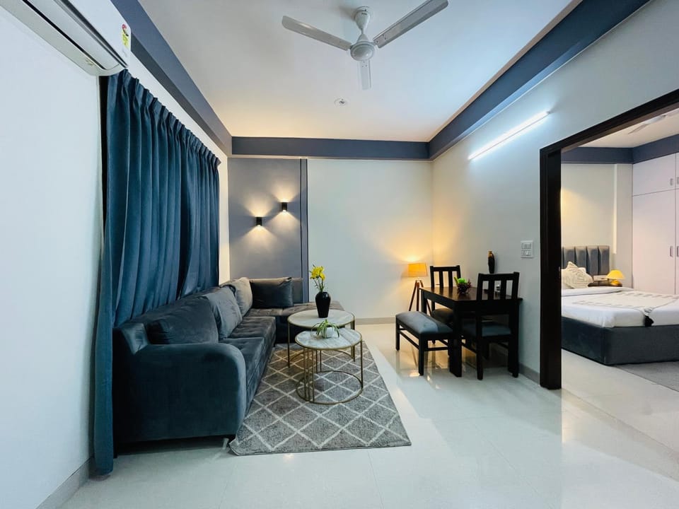 Bed, Living room, Photo of the whole room, Seating area, Dining area, Bedroom, fireplace