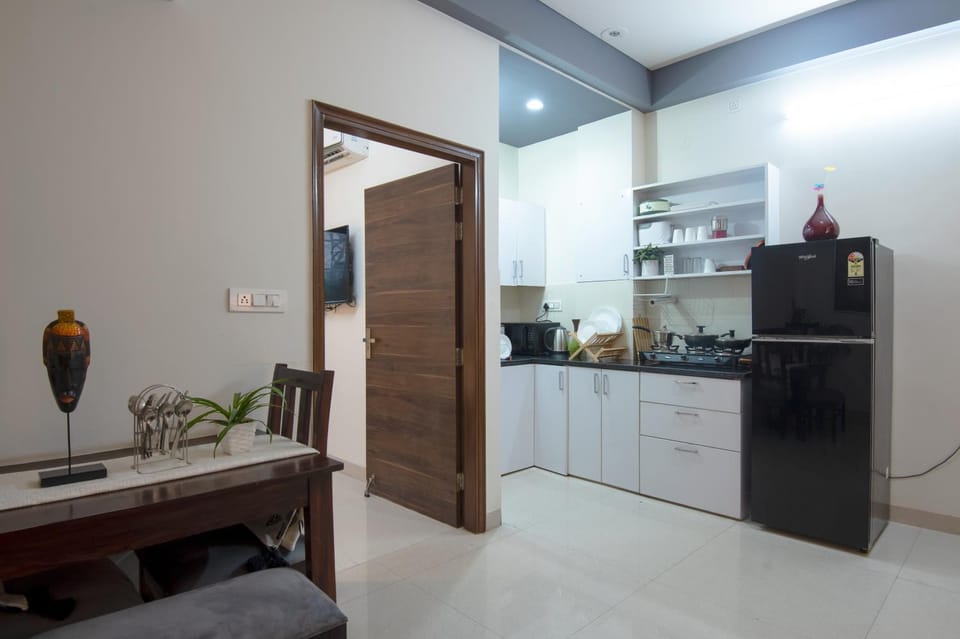 Kitchen or kitchenette, Dining area, minibar, stove