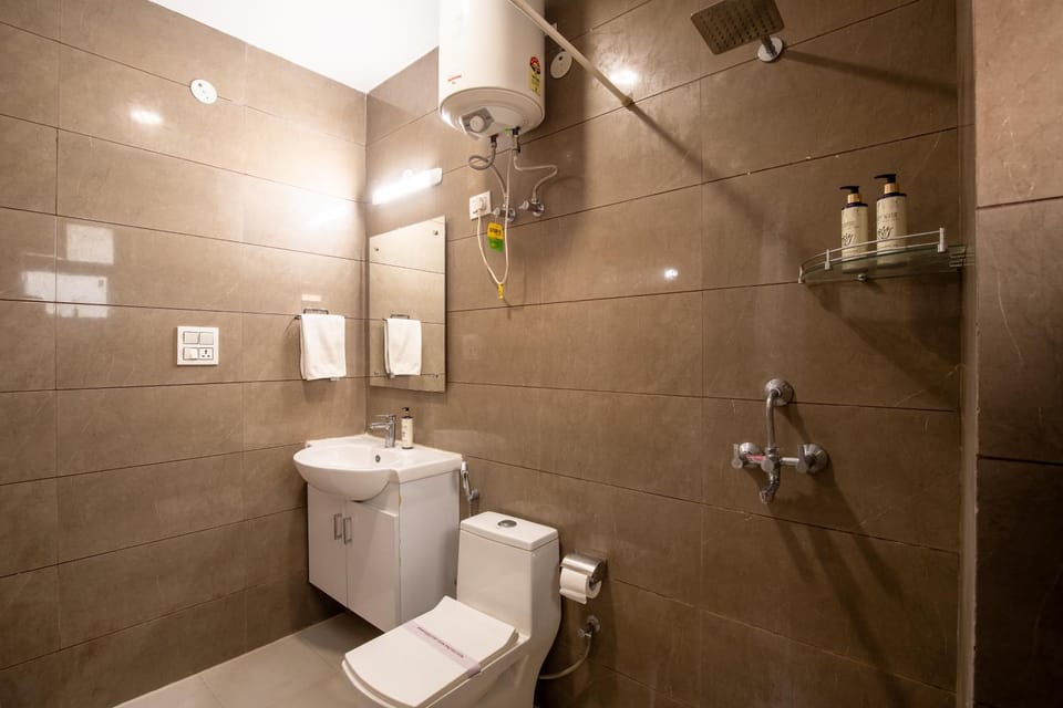 Shower, Toilet, Bathroom, bidet, towels