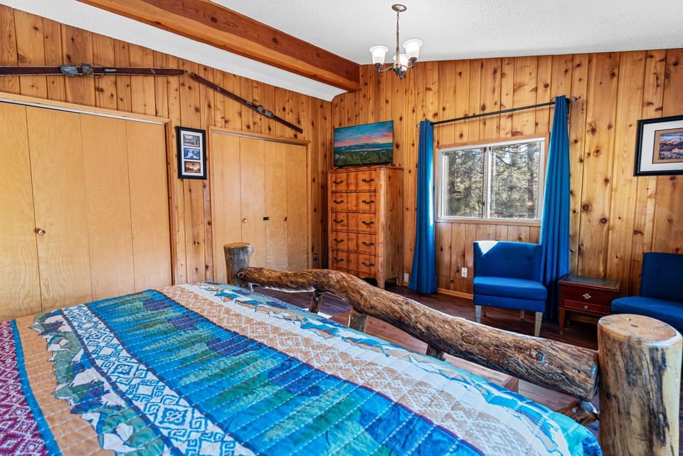 Bed, TV and multimedia, Seating area, Bedroom