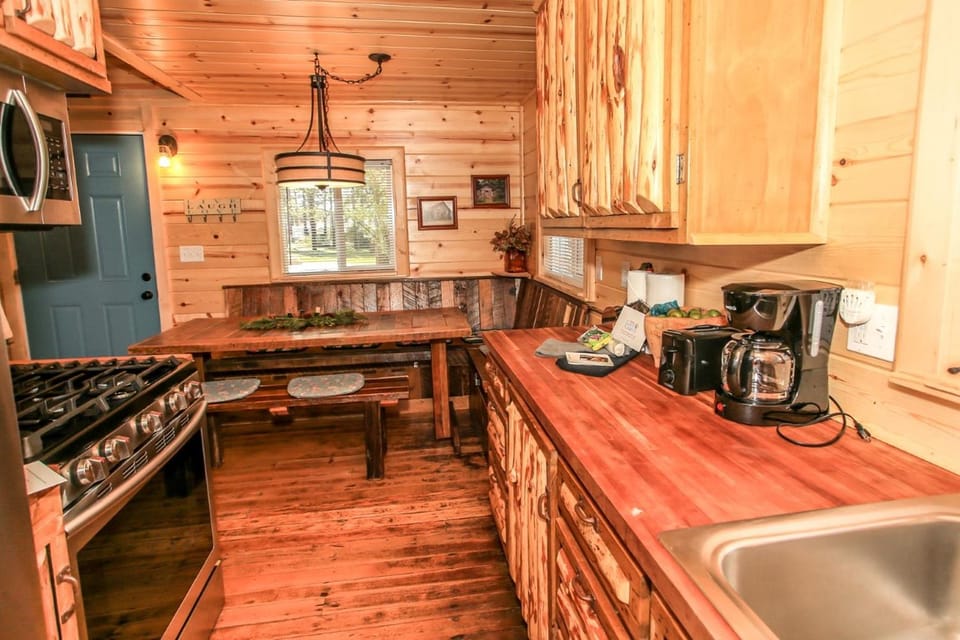 Kitchen or kitchenette, Dining area, pet friendly, stove