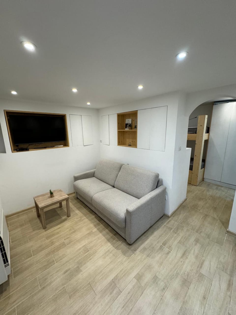 TV and multimedia, Living room, Photo of the whole room, Seating area, Bedroom