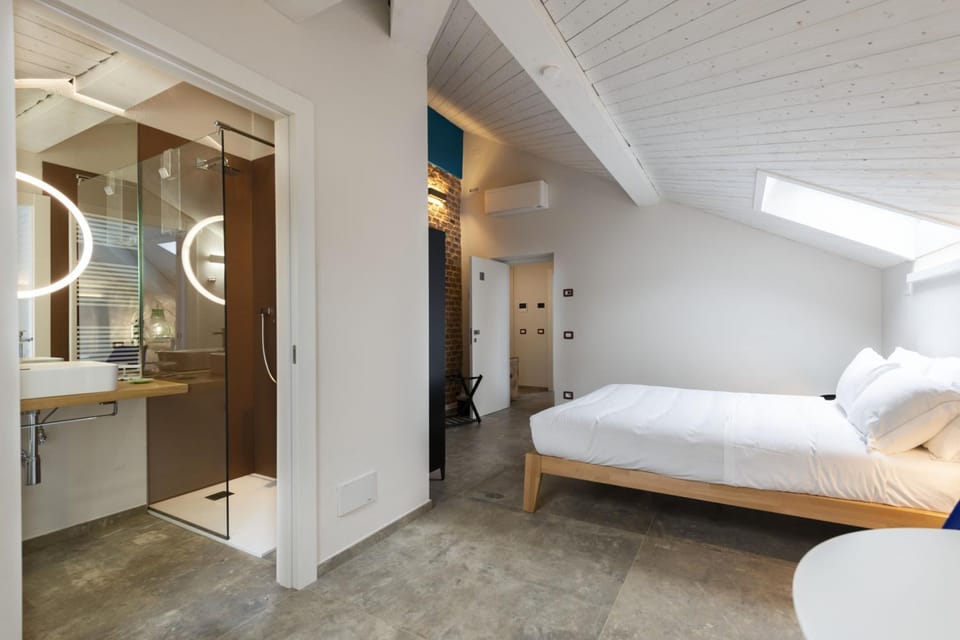 Bed, Bathroom, Photo of the whole room, Bedroom