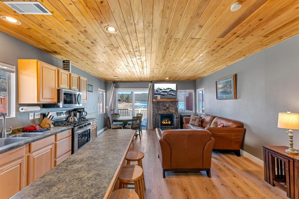 TV and multimedia, Kitchen or kitchenette, Living room, Seating area, Dining area, minibar, pet friendly, stove