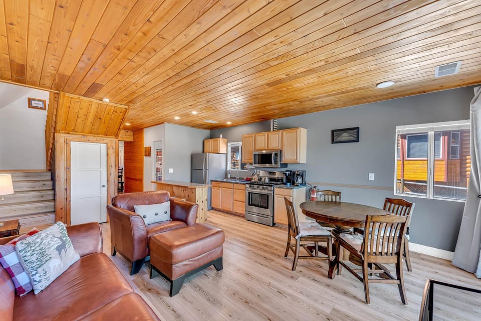 Kitchen or kitchenette, Living room, Seating area, Dining area, minibar, pet friendly, stove