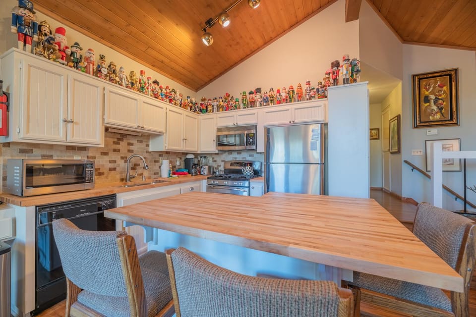Kitchen or kitchenette, Seating area, dishwasher, minibar, stove, toaster