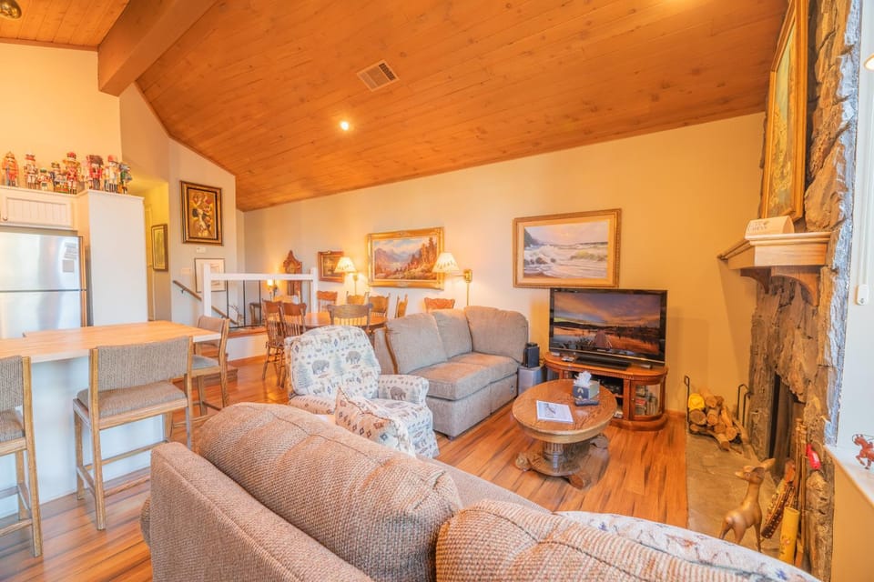TV and multimedia, Living room, Seating area, flat iron