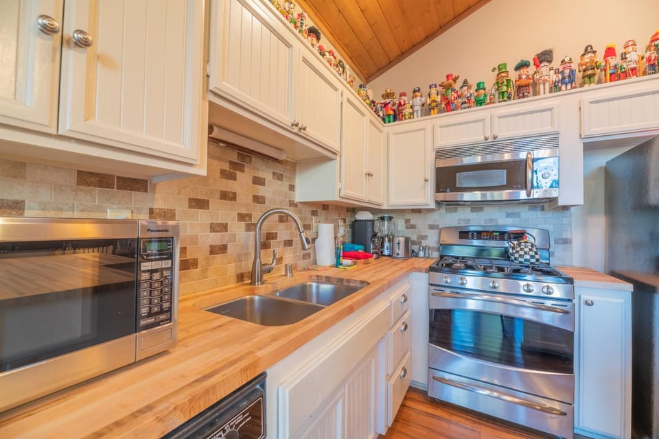 Kitchen or kitchenette, dishwasher, minibar, stove, toaster