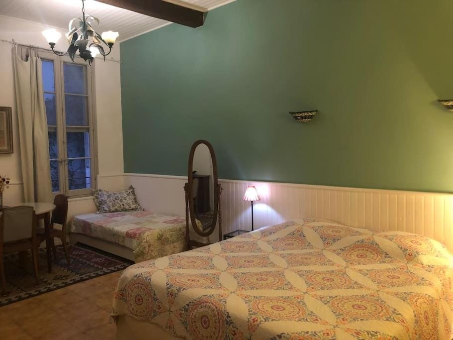 Central & quiet Van Gogh studio Apartment in Arles