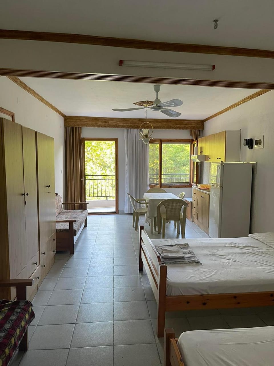 Bed, Kitchen or kitchenette, Photo of the whole room, Dining area, Bedroom, oven, towels, wardrobe