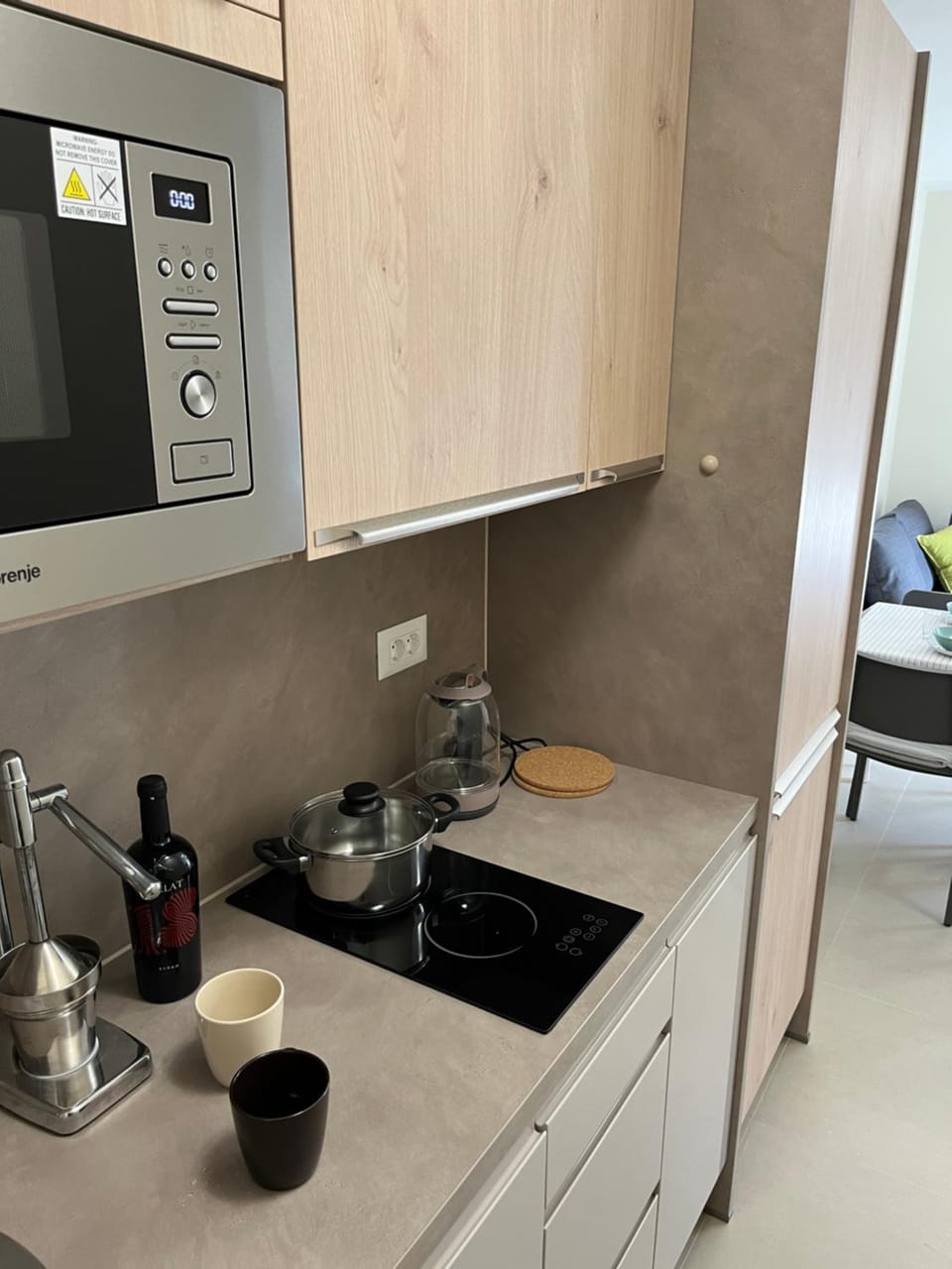 Coffee/tea facilities, Kitchen or kitchenette, minibar, stove