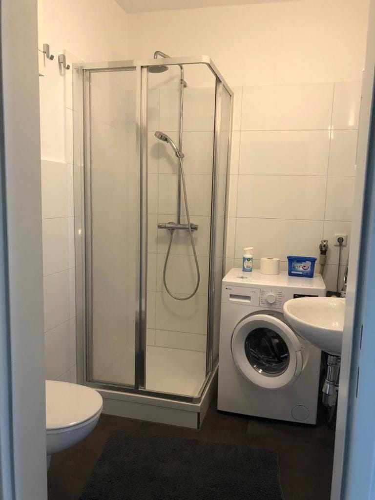 Shower, Toilet, Bathroom, towels, washing machine