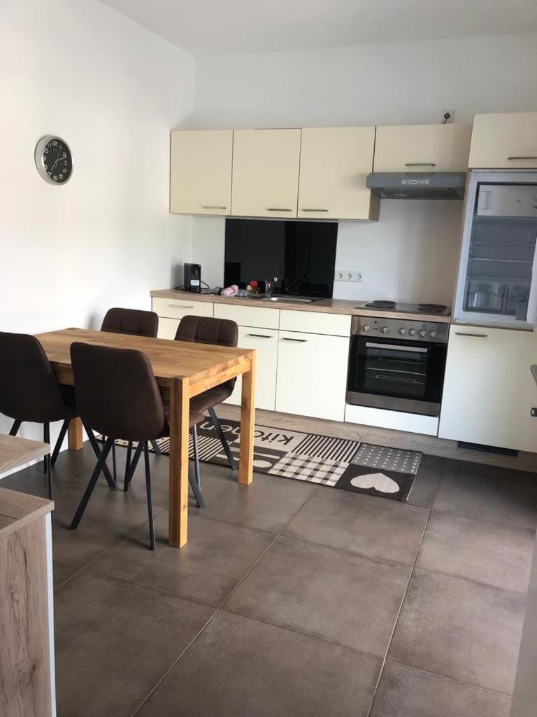 Kitchen or kitchenette, Dining area, pet friendly, stove