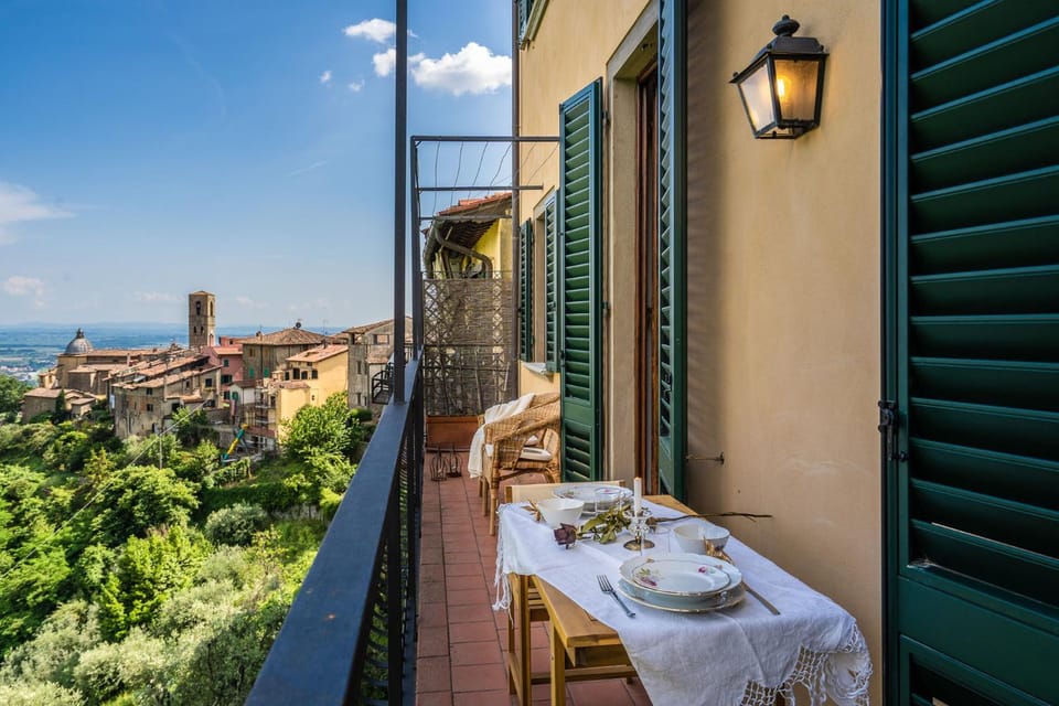 Property building, Natural landscape, View (from property/room), Balcony/Terrace, Dining area, City view