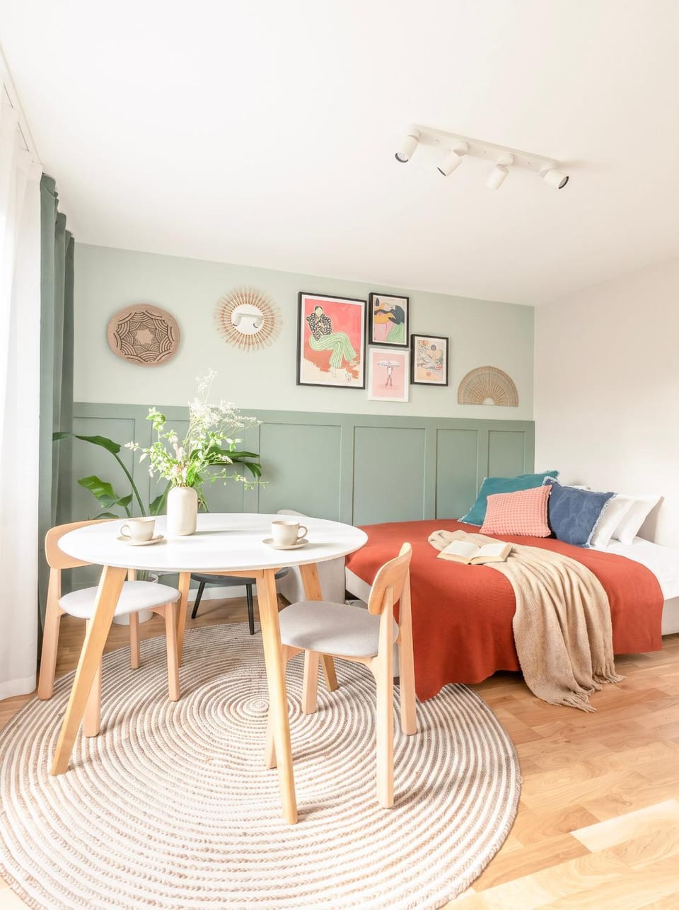 Bed, Dining area, Bedroom