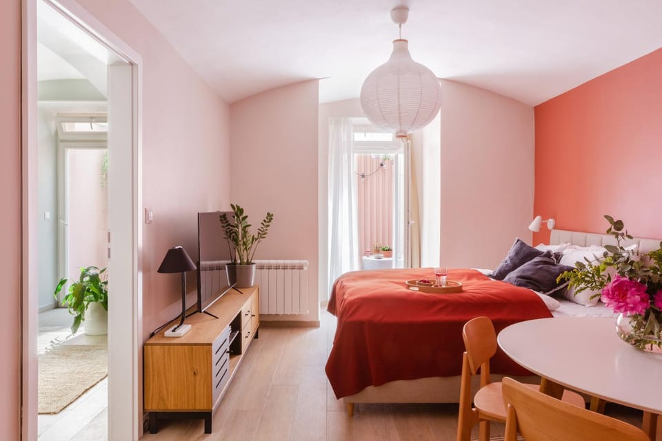 Bed, TV and multimedia, Photo of the whole room, Bedroom