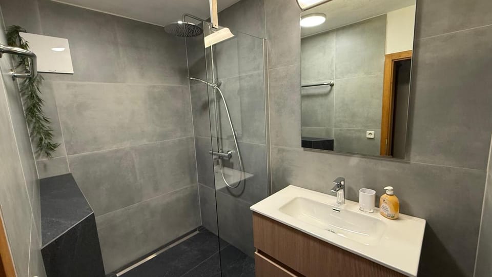 Shower, Bathroom, towels