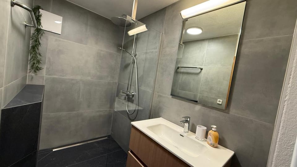 Shower, Bathroom, towels