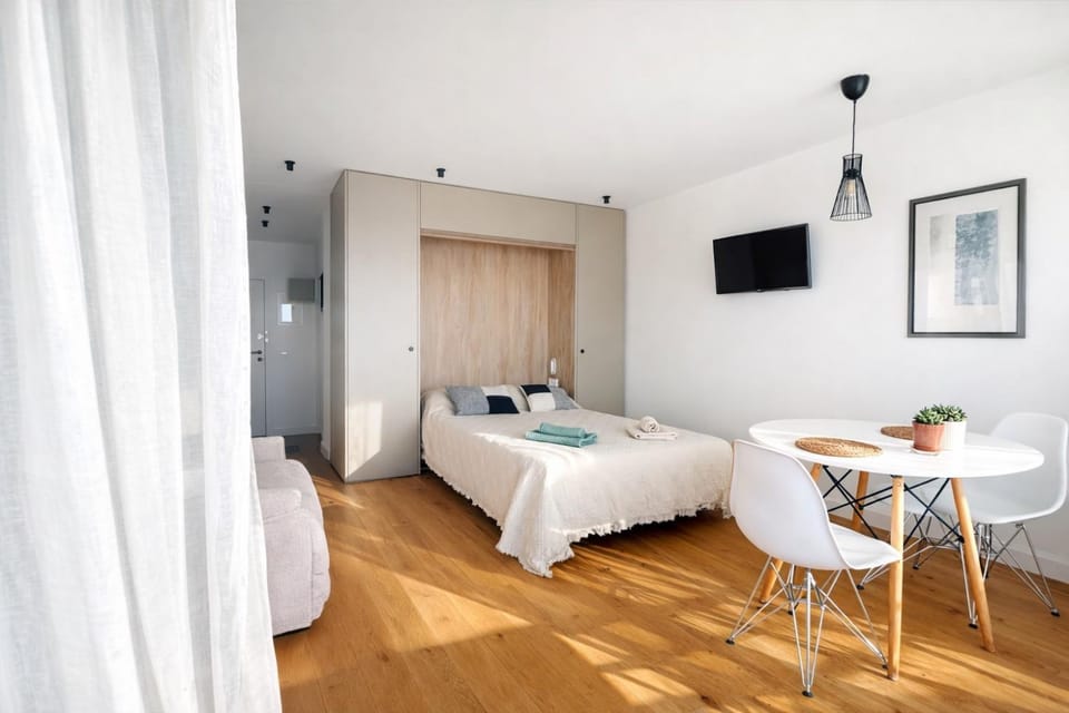 Bed, TV and multimedia, Photo of the whole room, Dining area, Bedroom, towels, wardrobe