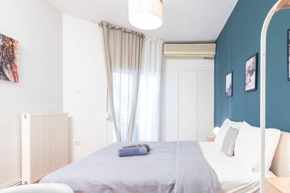 Bed, Bedroom, towels, wardrobe