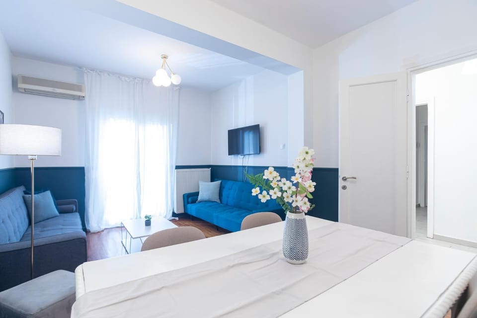 TV and multimedia, Living room, Seating area, Dining area, air conditioner