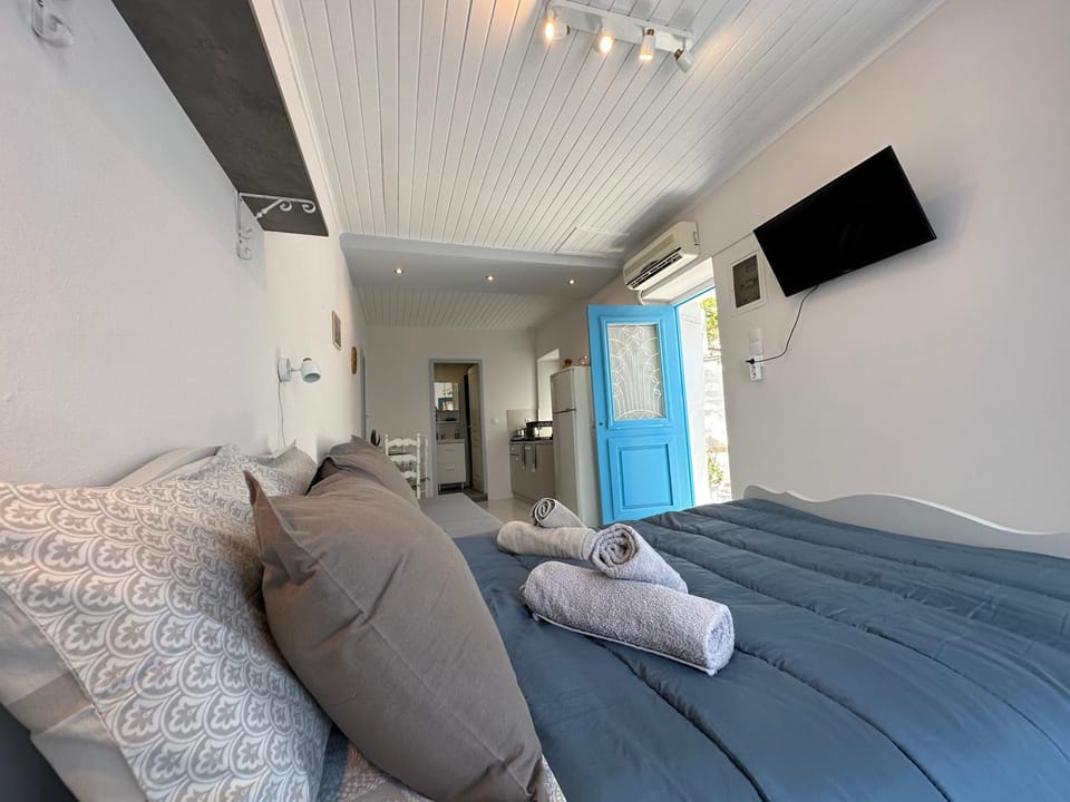 Bed, TV and multimedia, Photo of the whole room