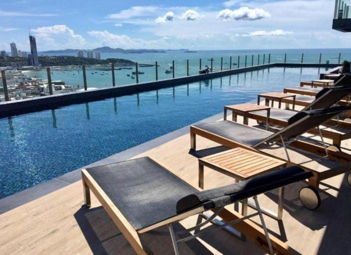 BASE Central PATTAYA Long Balcony King-Bed with Infinity Pool Apartment in Pattaya City