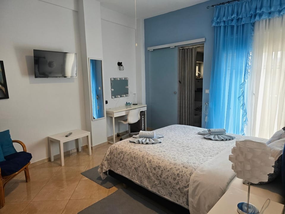 Bed, TV and multimedia, Bedroom