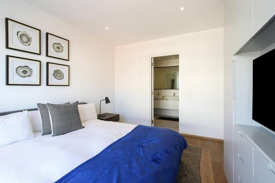 Spacious sea facing one bedroom apartment Apartment in Cape Town