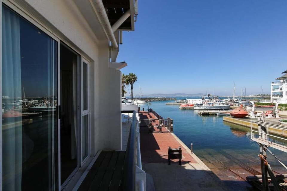 Spacious sea facing one bedroom apartment Apartment in Cape Town