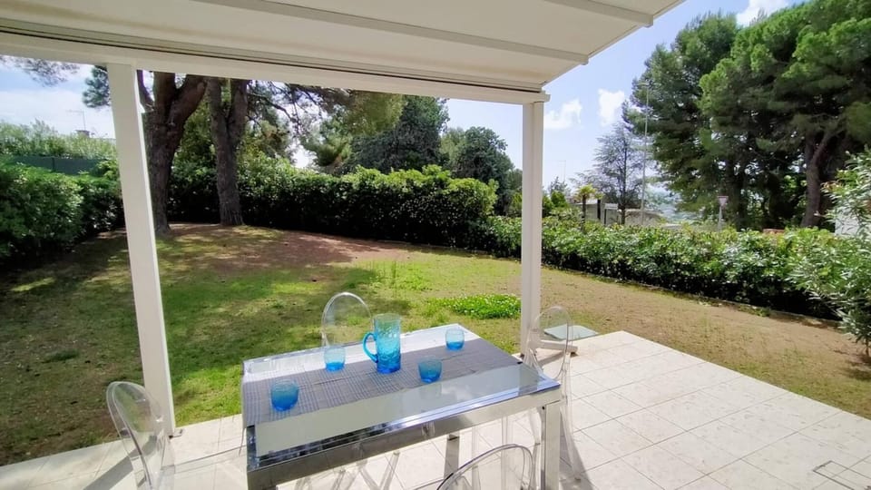 Property building, Summer, Garden, Dining area, Lunch